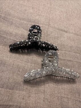 2 medium pearled claw clips